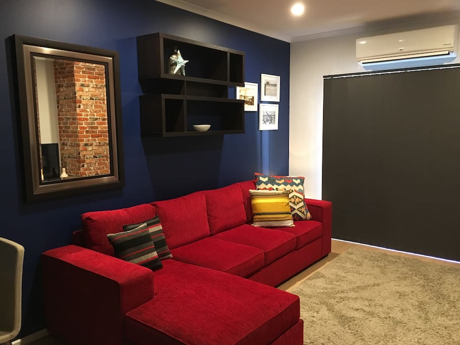 Spread out on this comfy four seater chaise. The TV can be used with your smart device. Listen to music on the Bose SoundDock speaker. Use the unlimited wifi service.