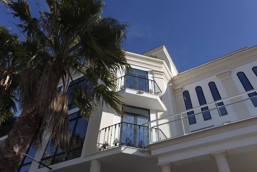 We're located just 1km from the train station.