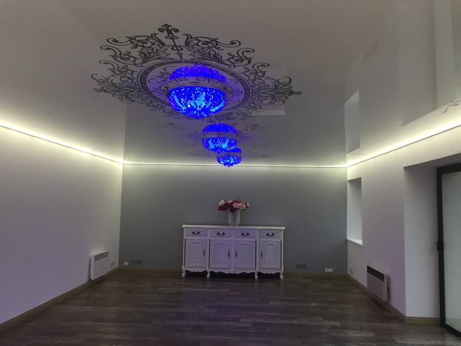 plafond illuminé pièce unique fait par des artisans