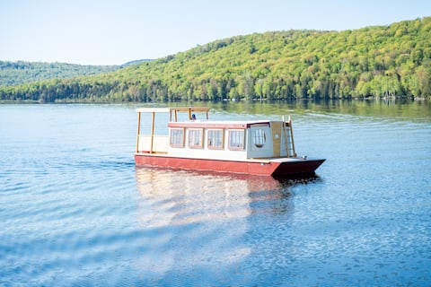 Houseboat ROAM on Lake Pemaquid, Mid Coast Maine