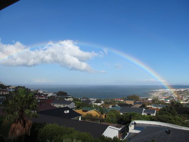 LAVENDER PLACE IN GORDON’S BAY – STUNNING VIEWS gallery image 4