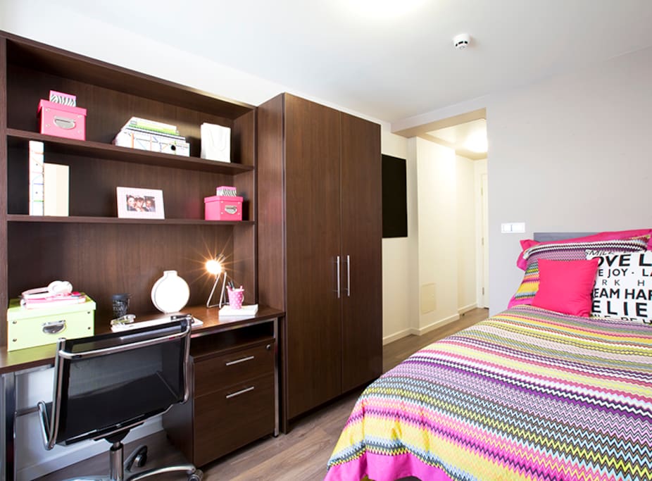 4ft double single bed,study desk,wardrobe