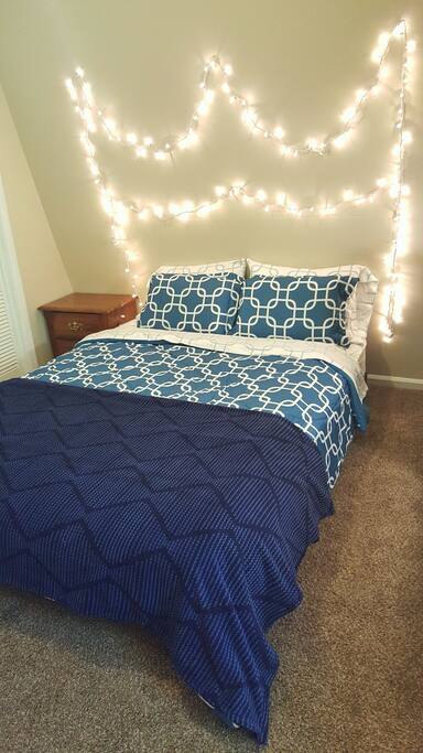 Queen size bed with Memory Foam Topper and Memory Foam pillows