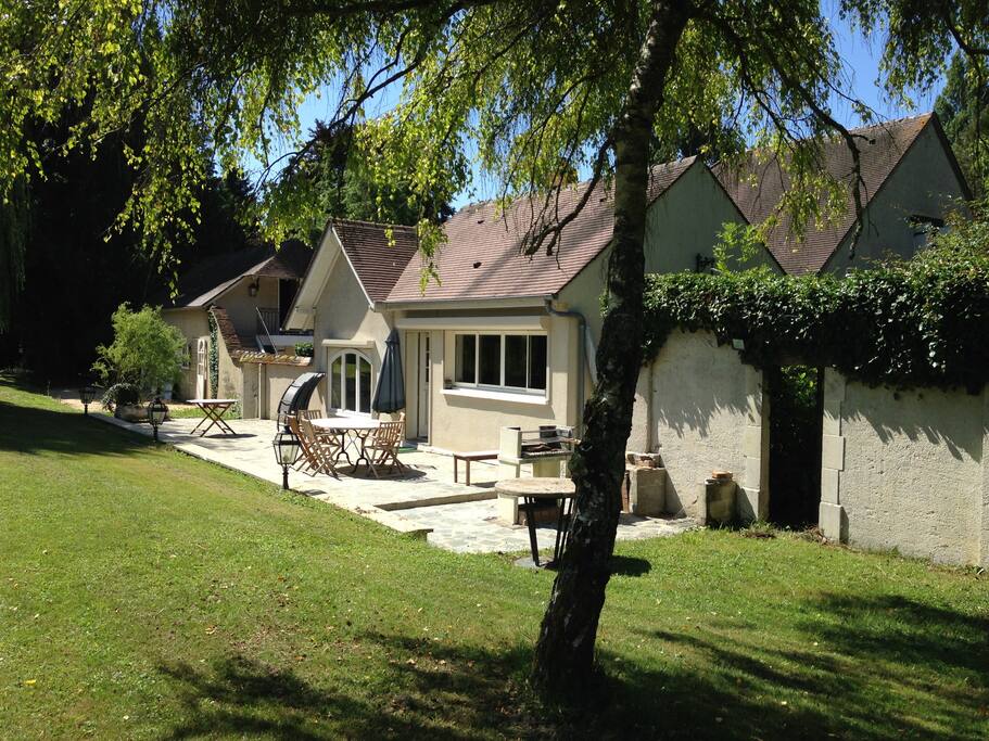 vue de la terrasse et barbecue coté pièce d'eau