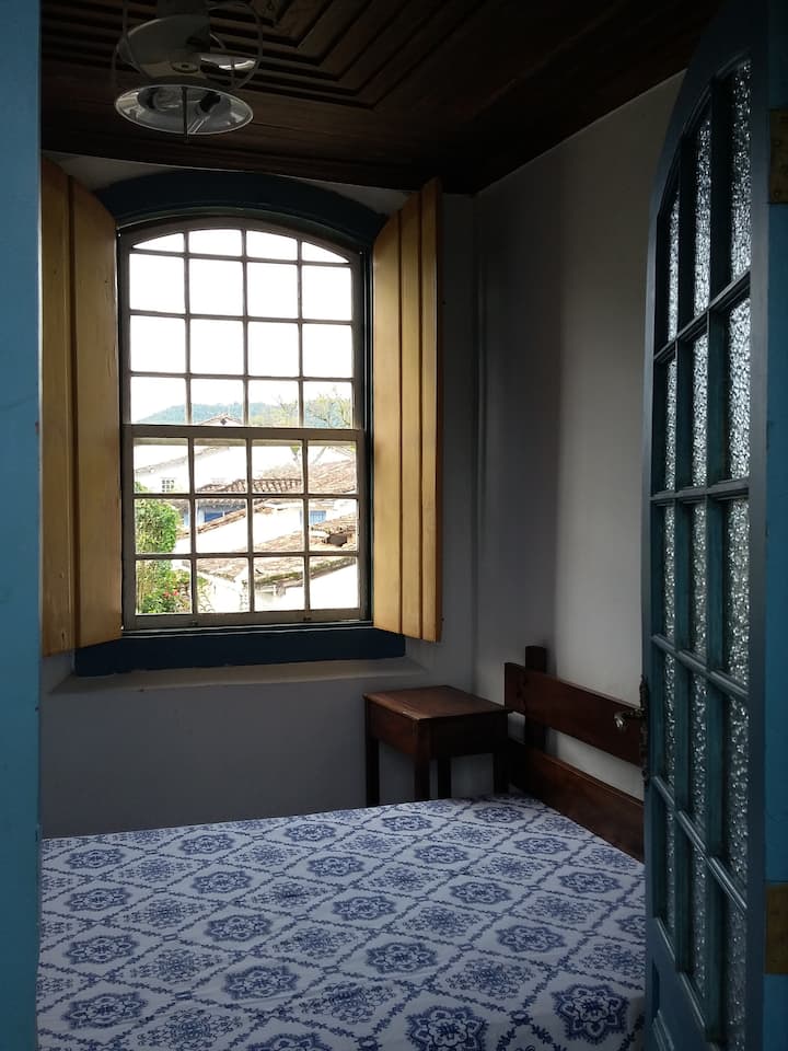 Quarto 2, pequeno, com uma cama de casal