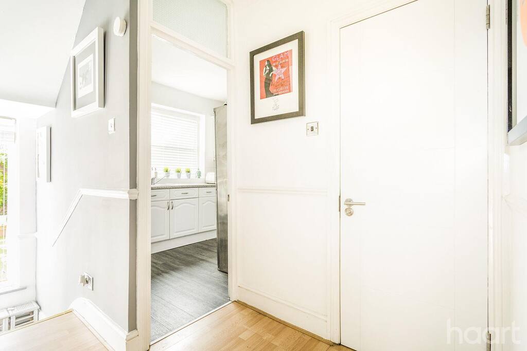 Modern kitchen with all appliances. Tea, coffee, bread, fruit, milk and Prosecco provided. All courtesy of us. Gas cooker, washing machine, fridge freezer, coffee machine and plenty of cooking utensils, crockery, cups and glasses and everything for a nice meal, plus plenty of storage.