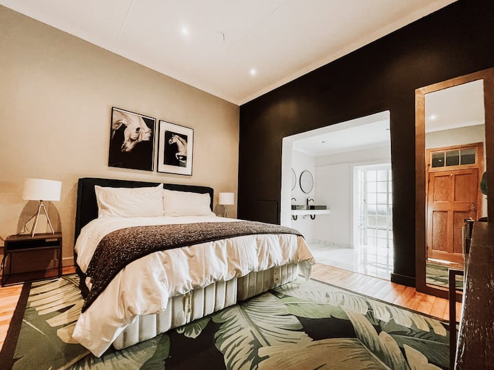 Მთავარი საწოლი და ფლიგელის სააბაზანო 