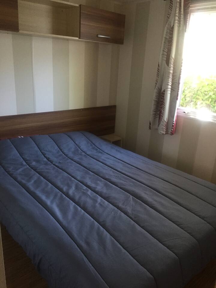Chambre avec lit double+ placard et rangements