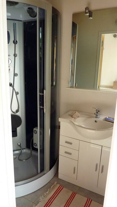 salle d'eau avec douche, lavabo WC