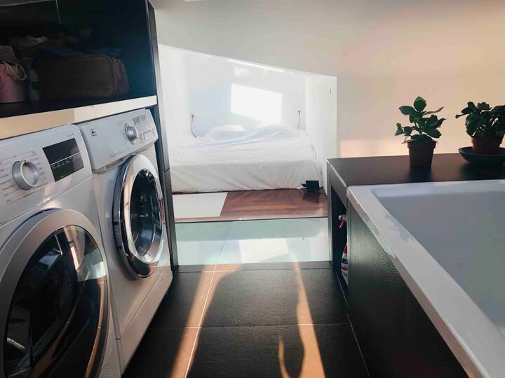 La salle de bain est équipée d’un lave linge et d’un sèche linge.
