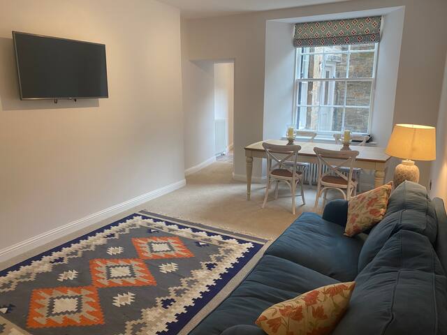 Newly Refurbished-Central Location- 2 Bedroom Flat gallery image 2