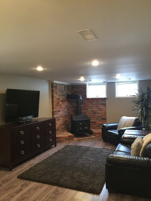 Cozy Private Suite in our Dundas Home