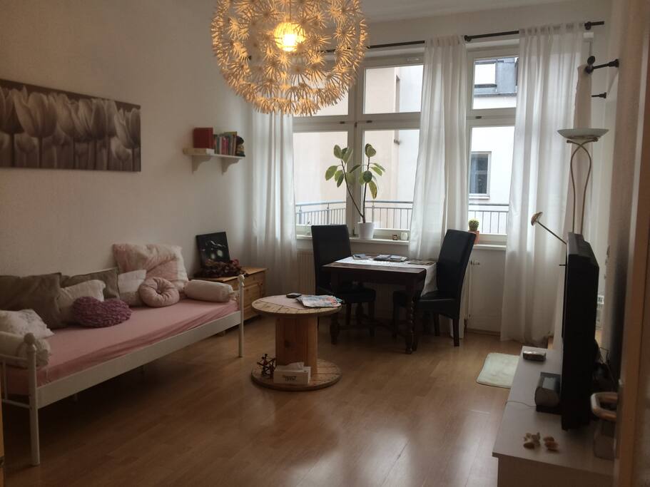 Wohnzimmer inkl Schlafcouch für 1 Person und Esstisch
