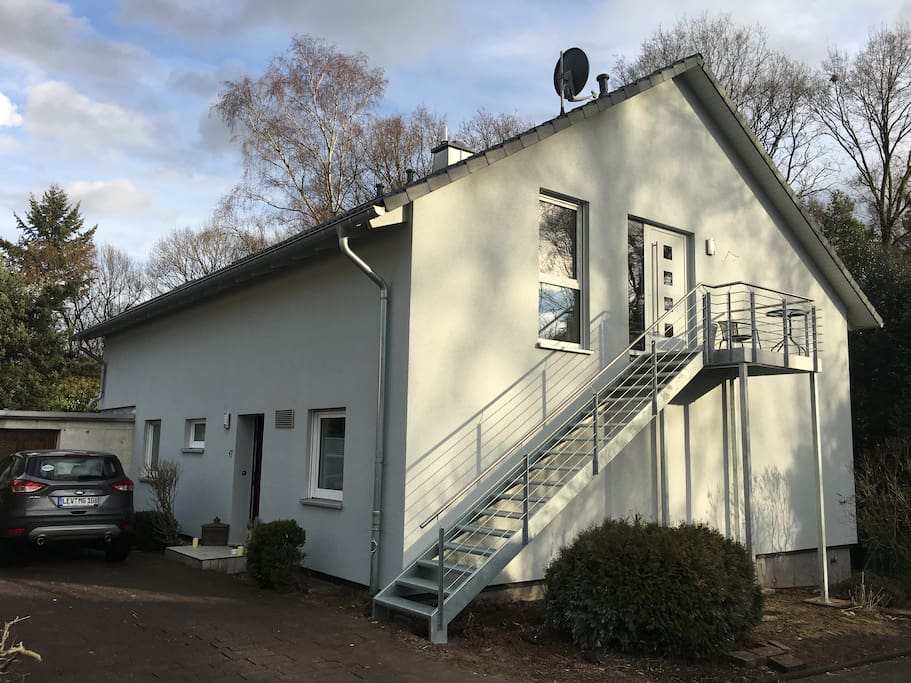 Zweifamilienhaus mit separatem Eingang über eine Außentreppe mit Außensitz zur Westseite (Sonne ab 13:00 Uhr bis zum Sonnenuntergang)