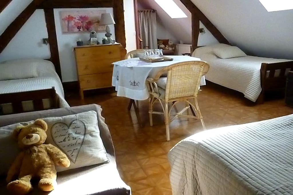 La chambre dispose de 2 lits de 90 et 1 lit de 140