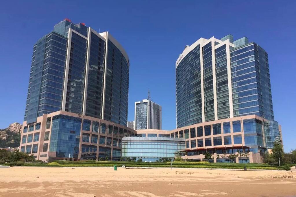 与凯悦酒店相连,我们是左边这座楼哦