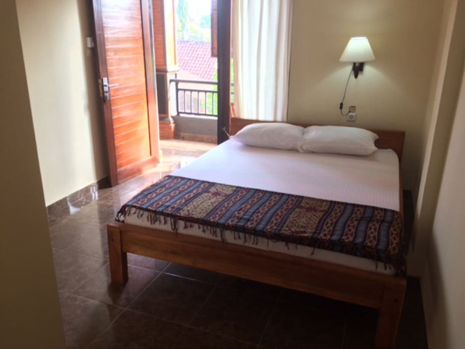 Beautiful new double bed with soft pillows and blanket! Fresh paint. Newly remodeled.
