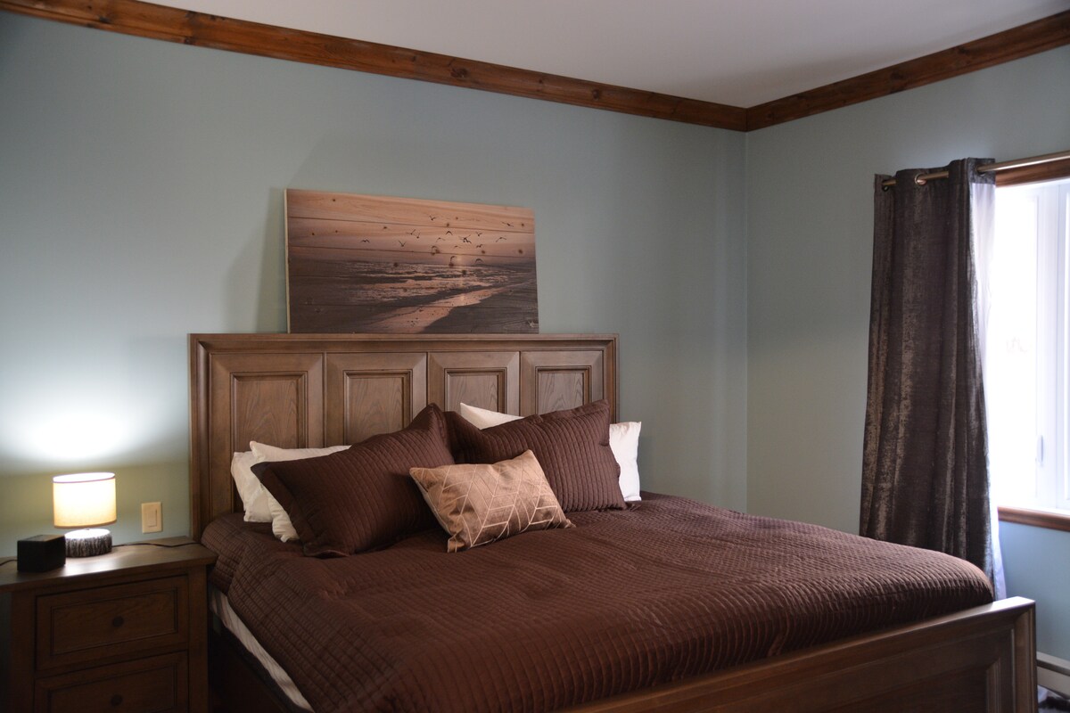 غرفة نوم رئيسية بسرير بمقاس كبير