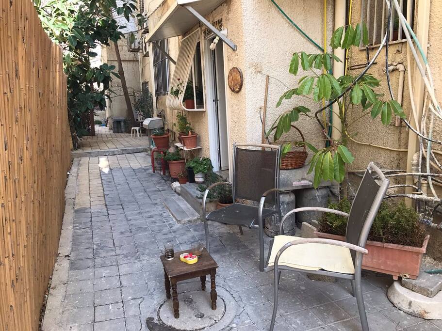 small studio with a garden, in a great location!