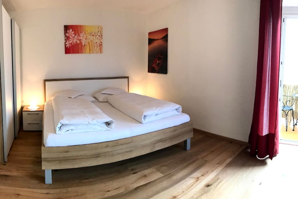 Gemütliches ruhiges Schlafzimmer mit Balkon