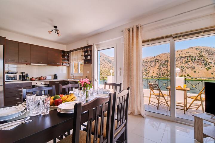 Sprawling Luxe Villa w/ 2 pools & Satellite Wi-fi. gallery image 3