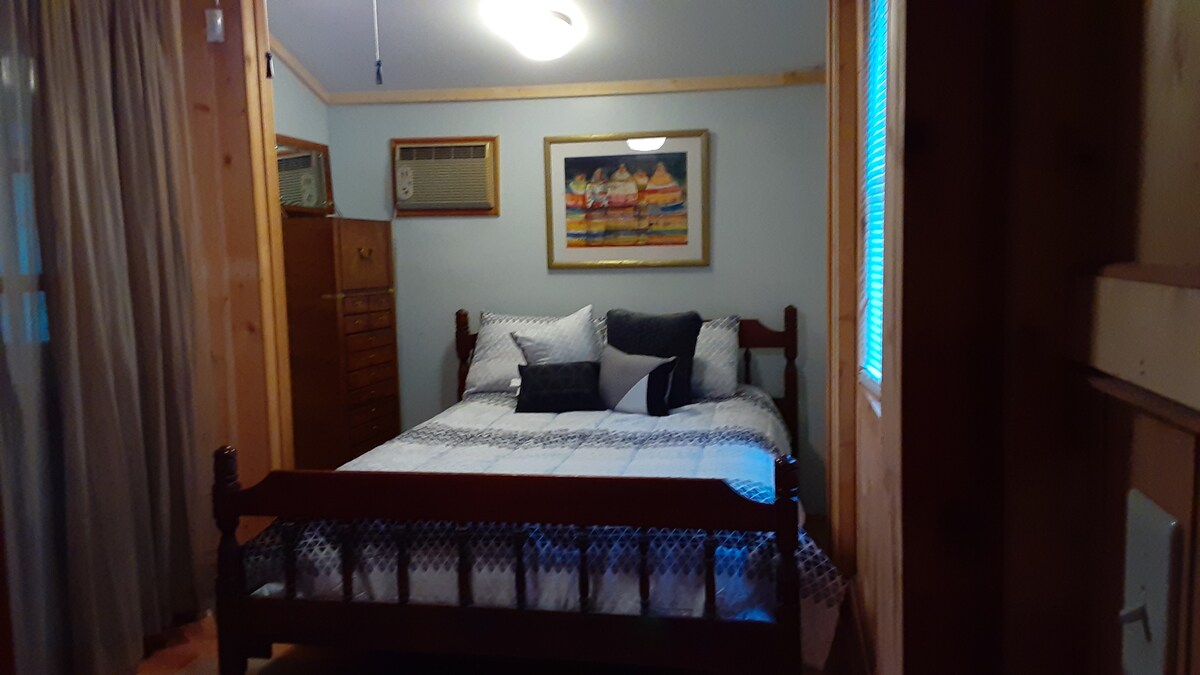 Dhoma kryesore e gjumit me banjë të dukshme me vaskë me hidromasazh.