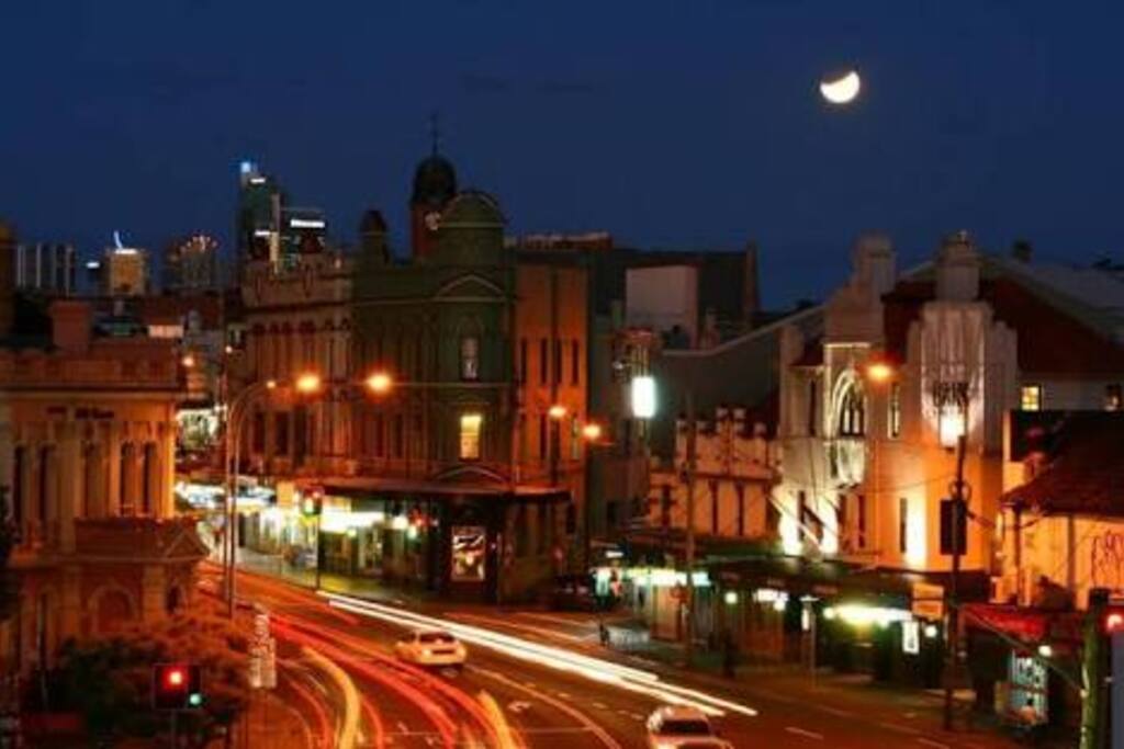 Bustling nightlife of Newtown only a few minutes walk