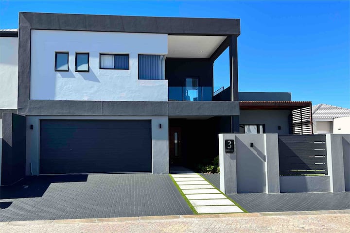 Beautiful Holiday Home With Pool And Pizza Oven - Parklands
