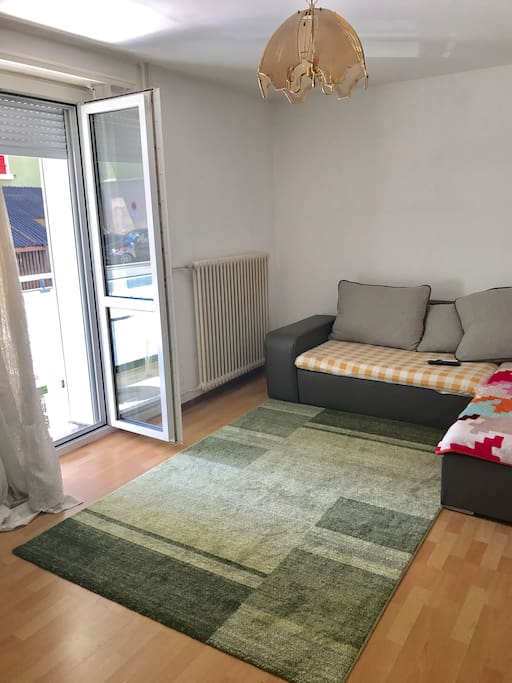 Grand salon avec un petit balcon. Très agréable pour un séjour en famille ou avec famille.les chambres sont spacieuses et super éclairées