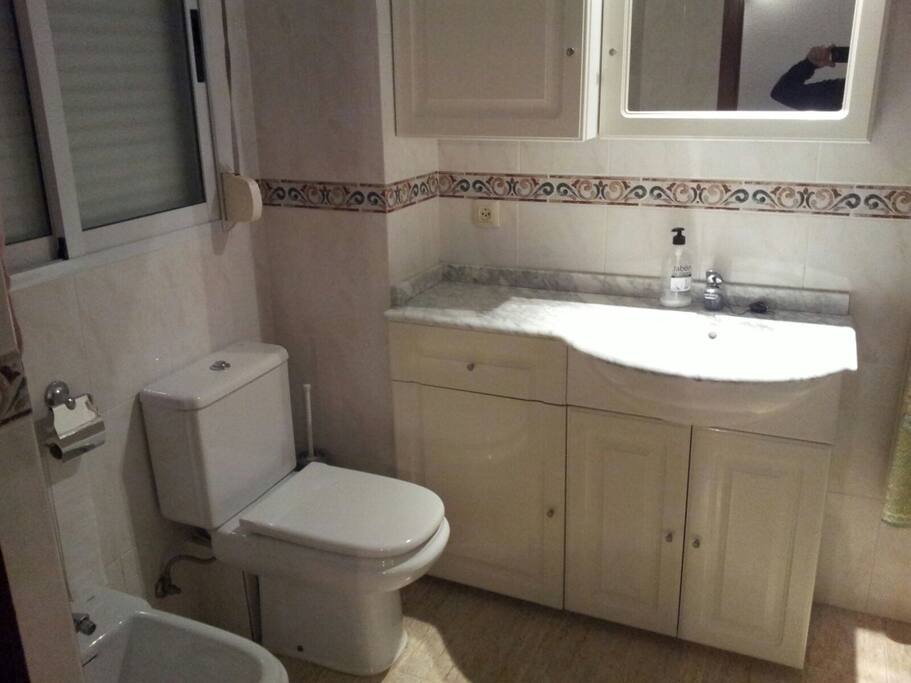 BAÑO COMPLETO DE LA HABITACIÓN PPAL