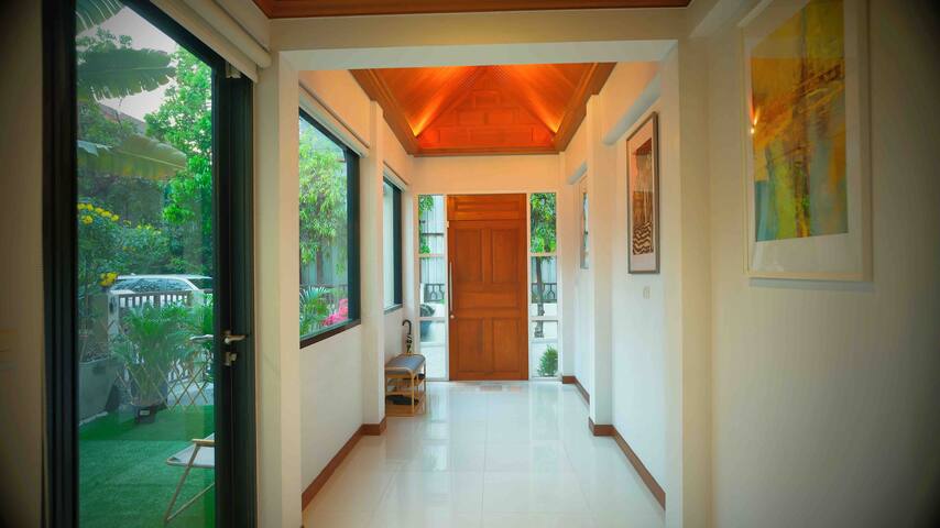 富人区铜锣Thonglor 25巷独立花园泳池别墅6个房4卫。 gallery image 4