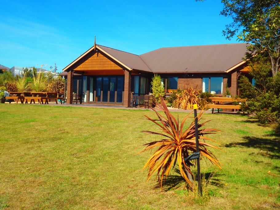Luxurious & Private House, overlooking Lake Hawea