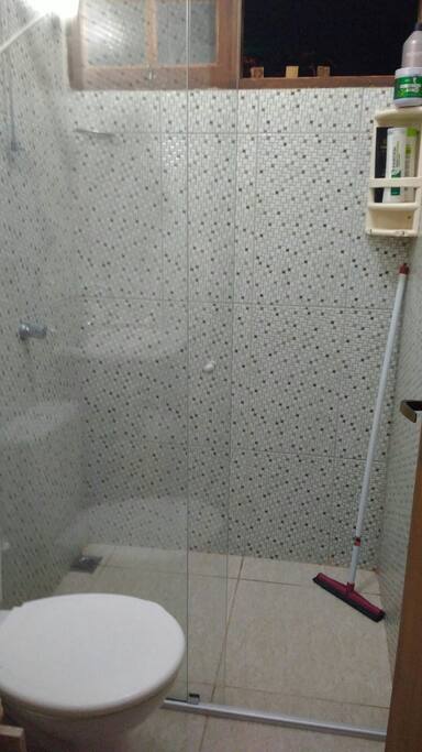Banheiro compartilhado (são 2 quartos para casal que fazem uso do banheiro)
