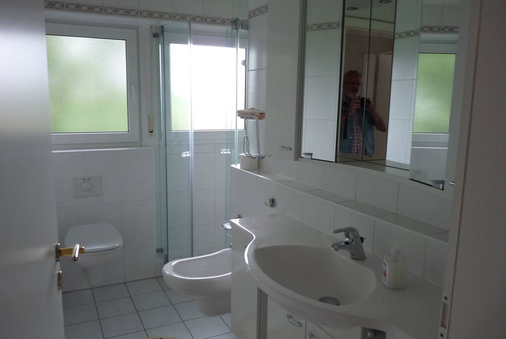Badmit Fenscher und Dusche