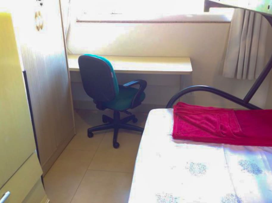 Mesa e cadeira do quarto individual.