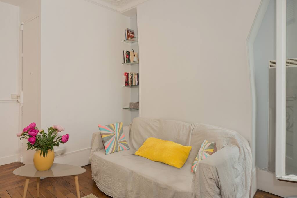 C’est un salon de 12 m² qui a 1 fenêtre double vitrage donnant sur cour . Cette pièce est équipée avec : un canapé lit double, une table basse, la télévision, un lecteur DVD, des étagères, du parquet.