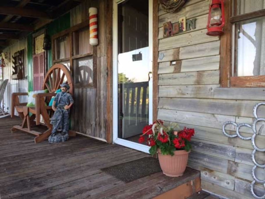 Kick off your boots and come on in to the Rustic Heartland Bunkhouse. We've been hosting travelers for many years and provide a retro-view of the cowboy lifestyle.
