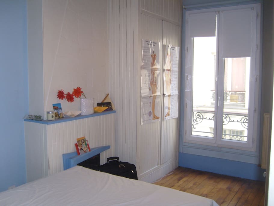 votre chambre (your room), 15m2, vue sur cour, au calme