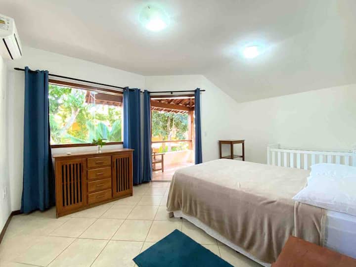 ห้องสวีท (2/4) พร้อมเตียงคู่เตียงเด็กอ่อนห้องน้ำตู้เสื้อผ้าการเปลี่ยนเสื้อผ้าและเครื่องปรับอากาศ นอกจากนี้ยังสามารถเข้าถึงผ่านเคาน์เตอร์ด้วยเครือข่าย