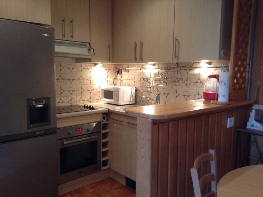 cuisine avec frigo américan, plaque de cuisson vitro-céramique, micro-ondes, bouilloire, cafetière Senseo, grille pain