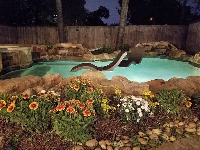 Downtown 4 Bed with Pool and Spa! Near It All! gallery image 3