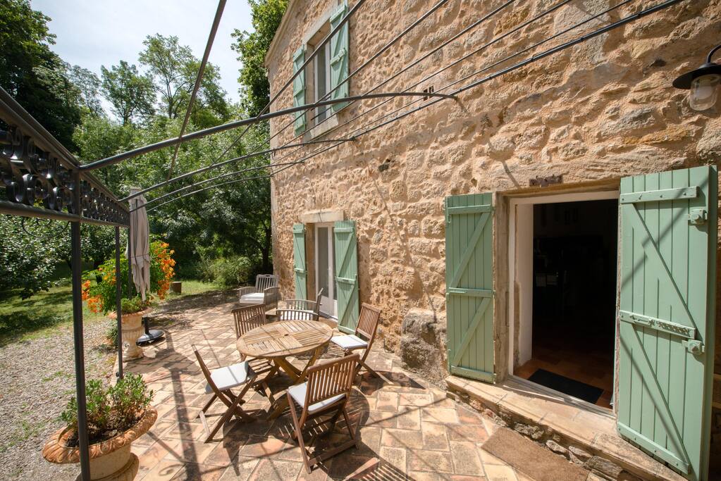 La terrasse du Gîte « Cascade » depuis le barbecue et four à pizzas