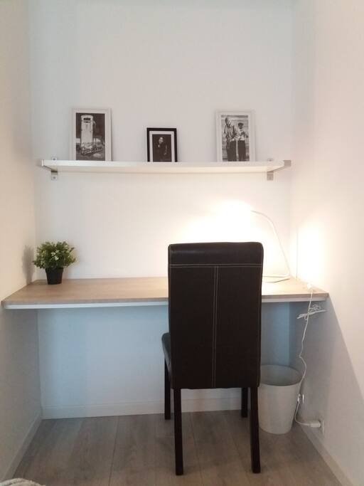 Un espace bureau avec Wifi