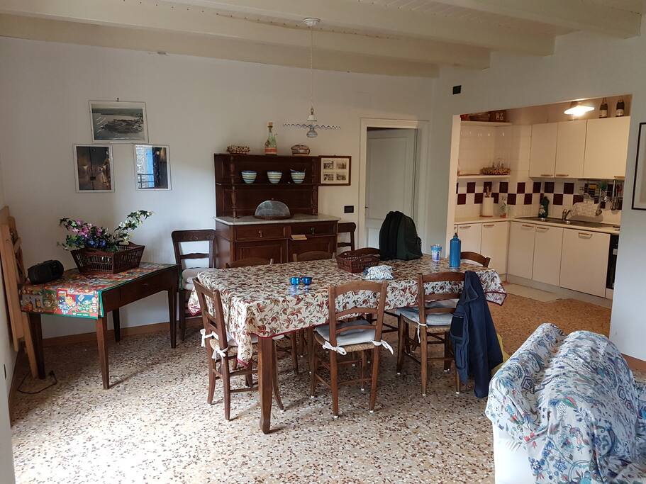 Tavolo e scorcio cucina