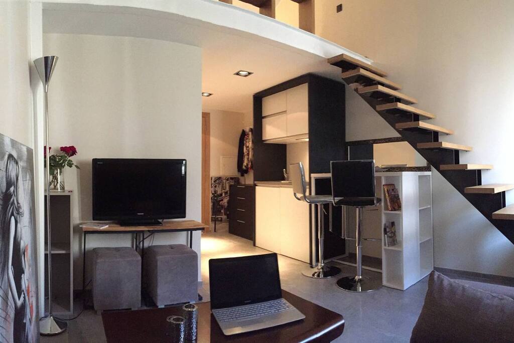 Cozy studio varna. Microsoft innovation center. Мастерская glasshouse. Cbs телеканал корея. Studio centre.