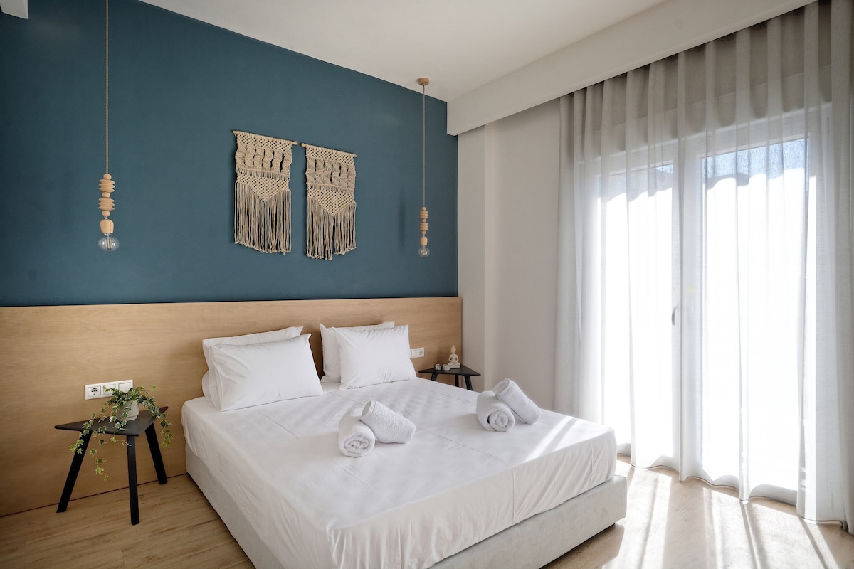 Slnečné svetlo prechádza cez sklenené dvere po celý deň a všetky spálne majú priamy prístup na balkón cez široké sklenené dvere.