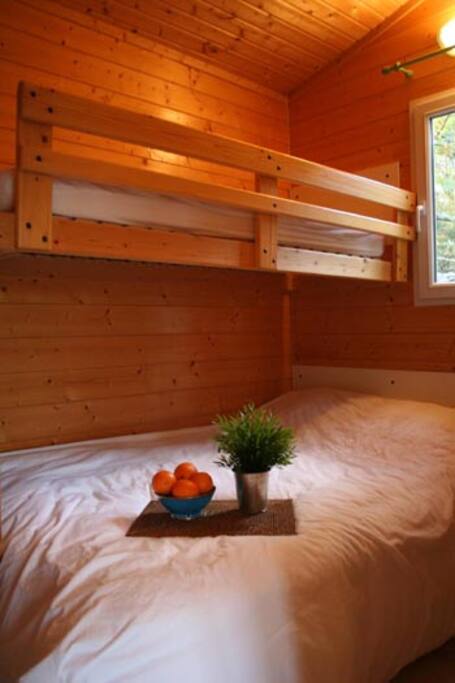 la chambre "enfant" avec un lit double et le lit simple au-dessus