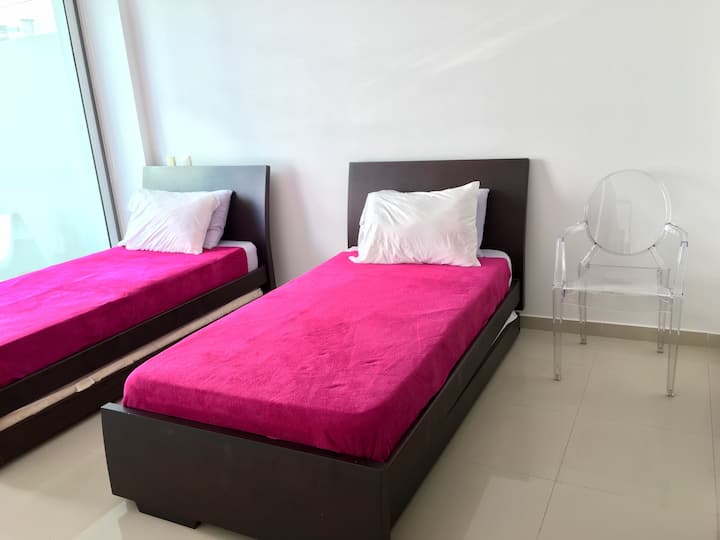 Spavaća soba za goste s dva odvojena pomoćna kreveta za najviše 4 gosta. Kreveti se mogu kombinirati u bračni krevet (160x200).