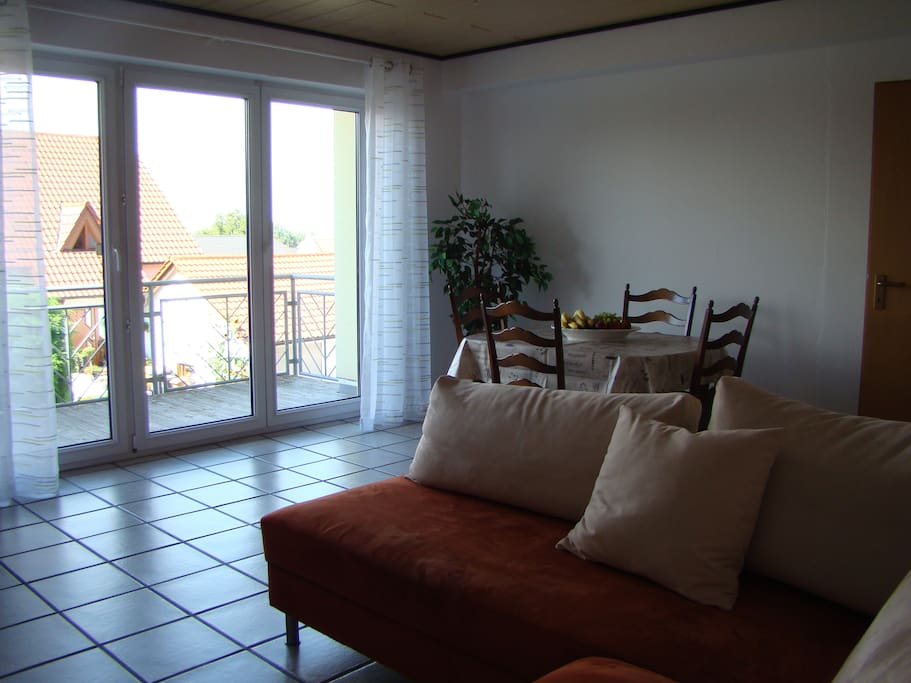 Im Wohzimmer finden Sie eine Essgruppe und ein gemütliches Sofa. Natürlich stehen Ihnen ein Fernseher (Flachbildschirm / SAT-TV) und kostenloses W-LAN zur Verfügung.
Auf dem Balkon lädt eine Sitzgruppe zum Verweilen ein.