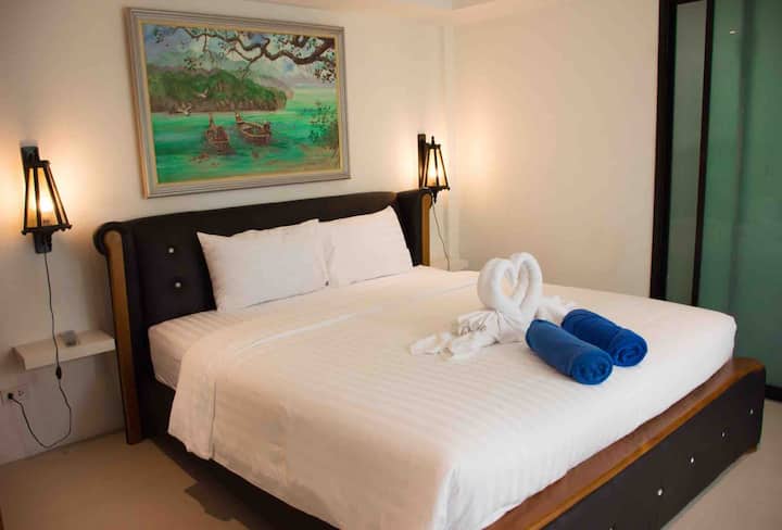 חדר שינה ראשון בקומת הקרקע, עם מזרן קפיצי איכותי, גישה נוחה , מתאים למבוגרים.